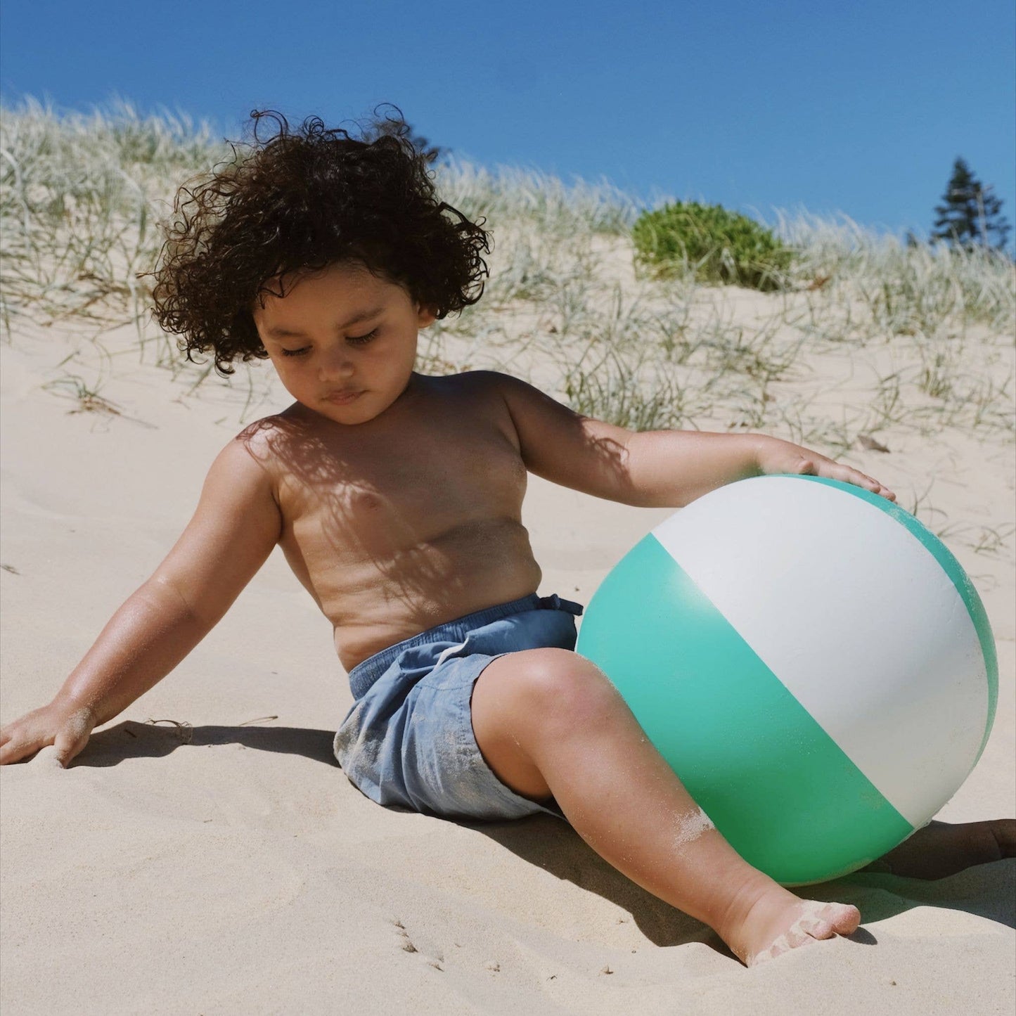INFLATABLE BEACH BALL || NEON GREEN